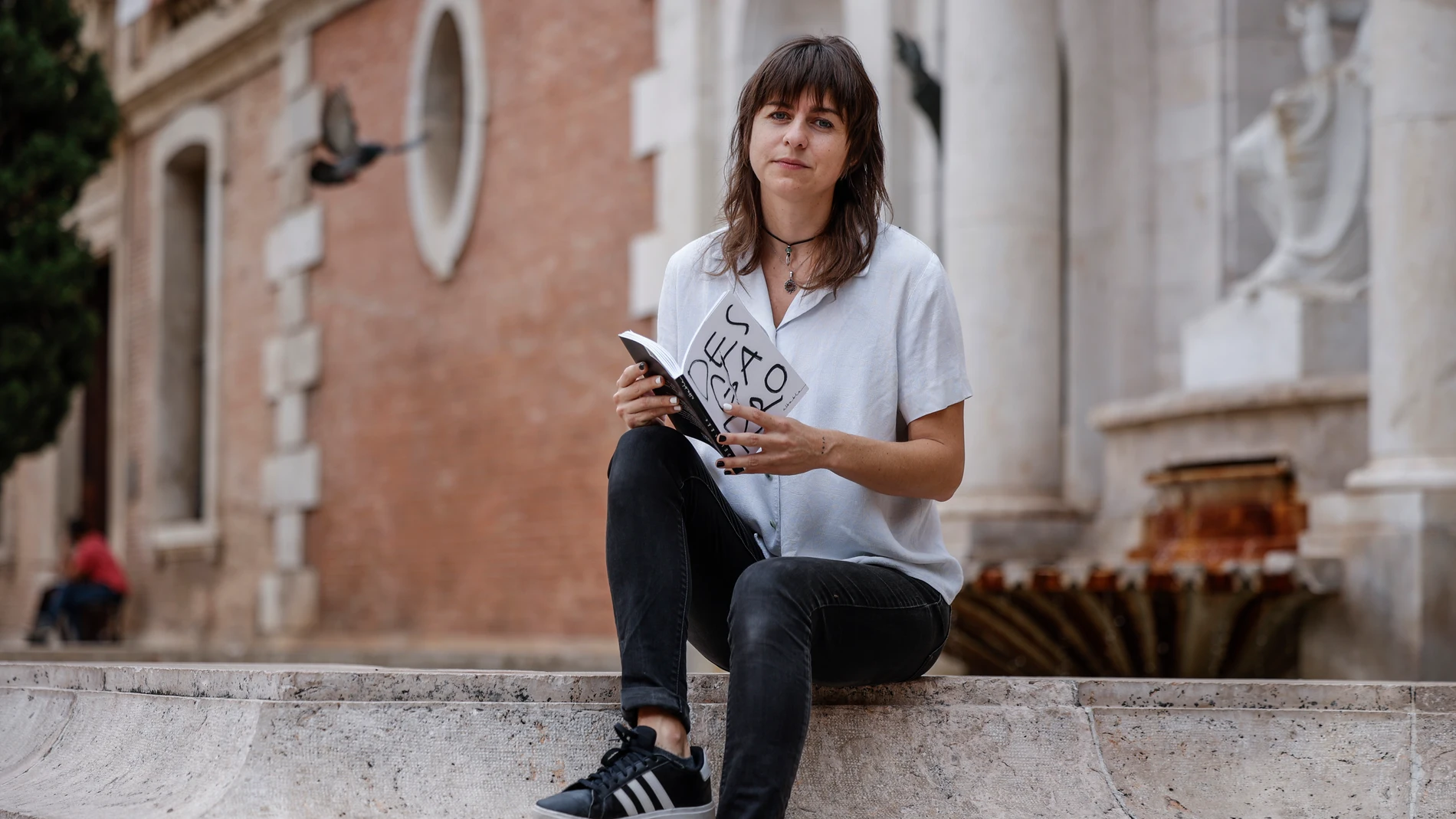La artista Alba Bla posa con su libro "Desgarro"