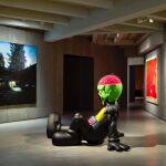 Una escultura de KAWS