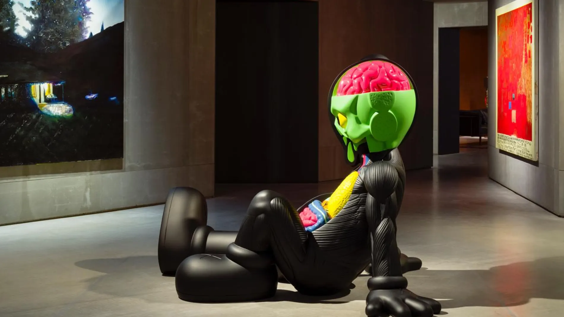 Una escultura de KAWS
