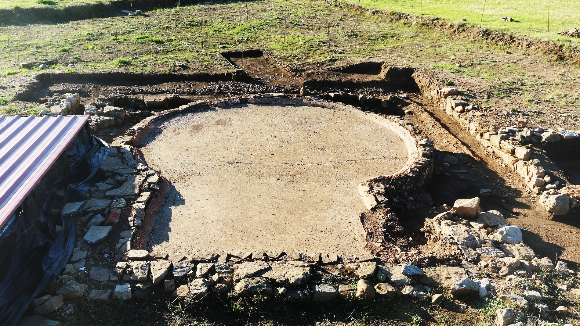 Las excavaciones que se están llevando a cabo en el yacimiento de Huerta Varona en Aguilar de Campoo (Palencia) recuperan una piscina romana de hace dos mil años
