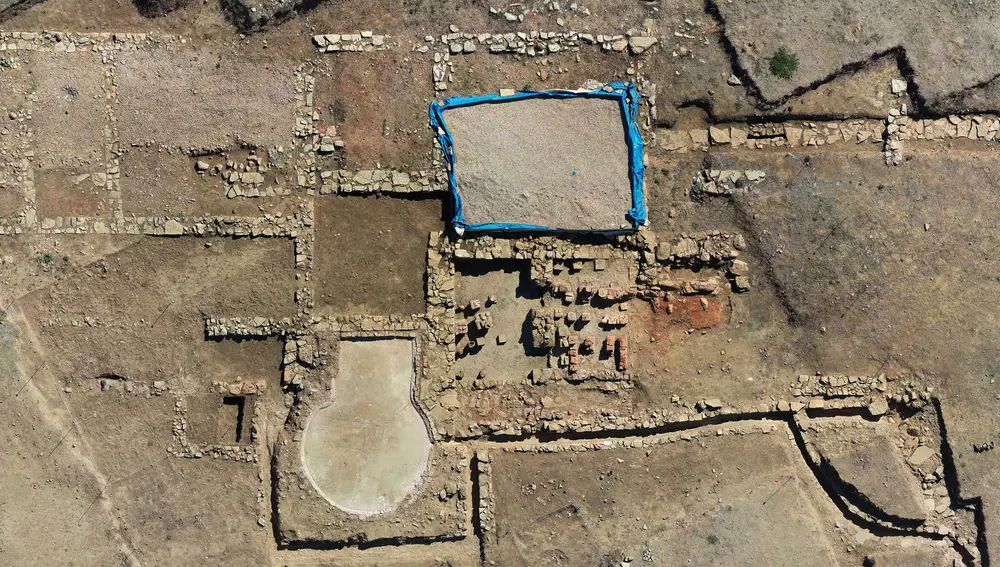 Las excavaciones que se están llevando a cabo en el yacimiento de Huerta Varona en Aguilar de Campoo (Palencia) recuperan una piscina romana de hace dos mil años, aspecto general de la excavación