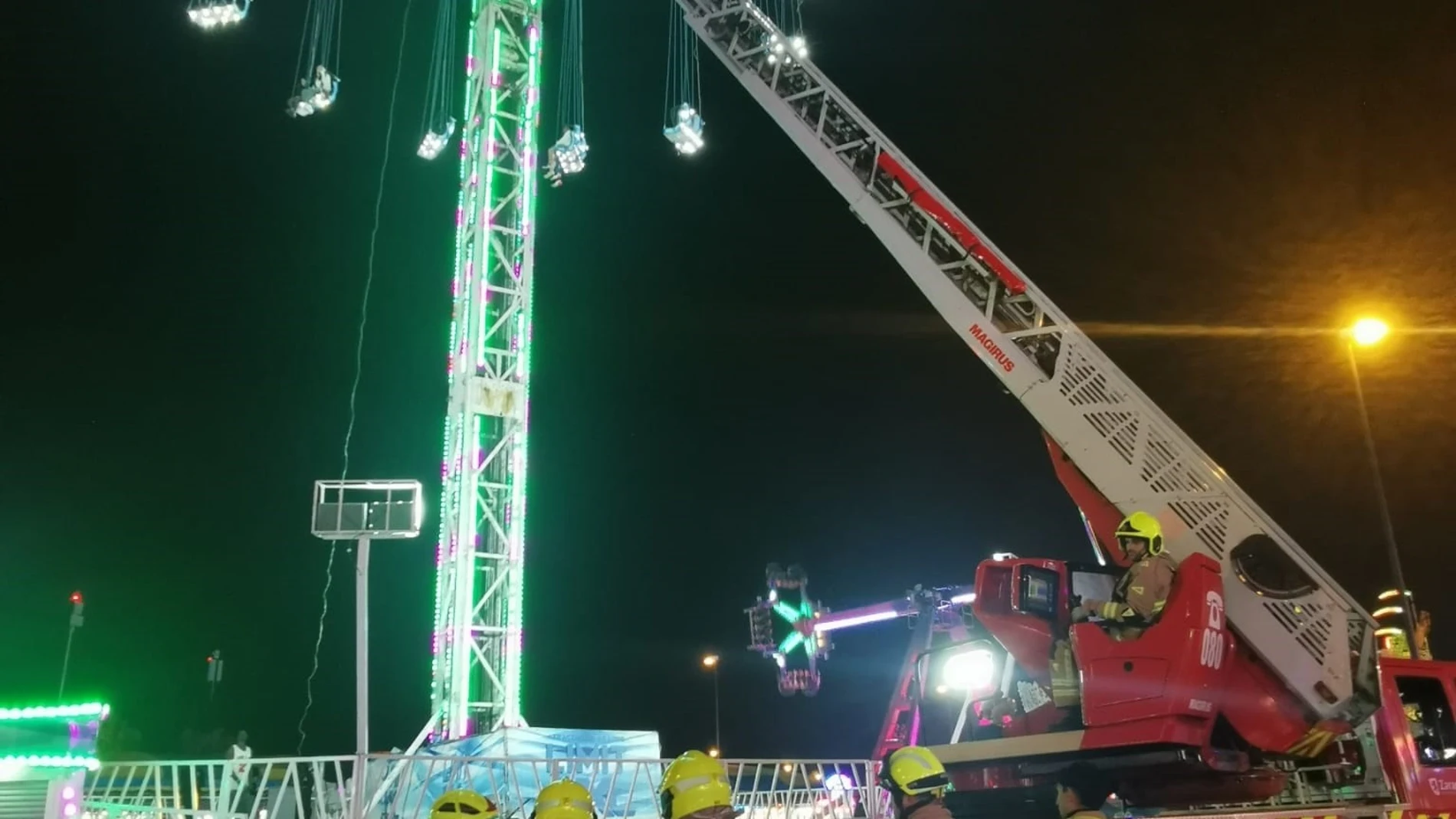 Bomberos de Zaragoza con la autoescala frente a la atracción del columpio gigante este domingo de madrugada en el recinto ferial de Valdespartera, donde fueron restacadas 14 personas. REMITIDA / HANDOUT por BOMBEROS DE ZARAGOZA Fotografía remitida a medios de comunicación exclusivamente para ilustrar la noticia a la que hace referencia la imagen, y citando la procedencia de la imagen en la firma 13/10/2024