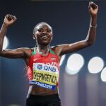 Atletismo.- La keniana Ruth Chepngetich destroza el récord del mundo de maratón