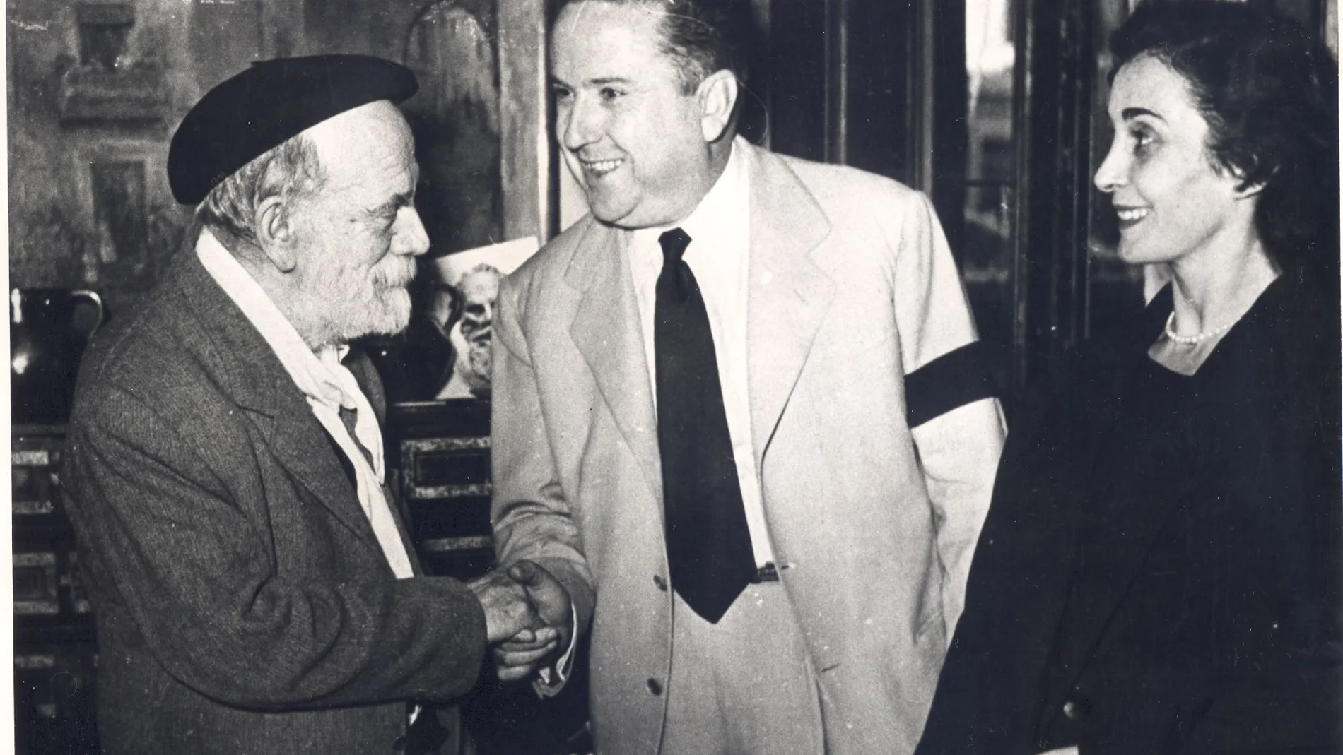 Pío Baroja con José Manuel Lara Hernández y María Teresa Bosch