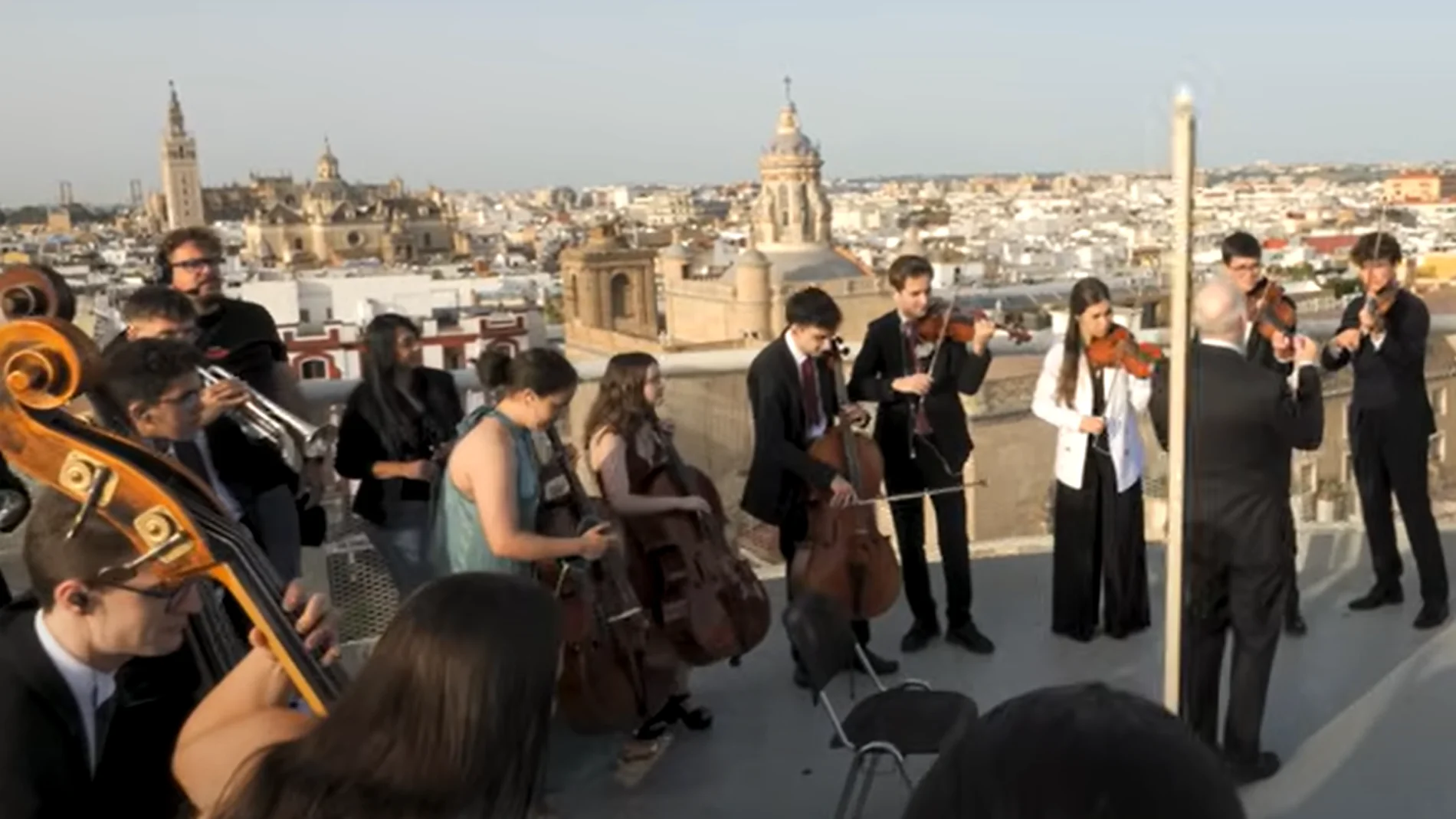 La orquesta en las Setas de Sevilla, con la Giralda al fondo