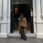 Violeta Mangriñán con el bolso más en tendencia de la temporada.