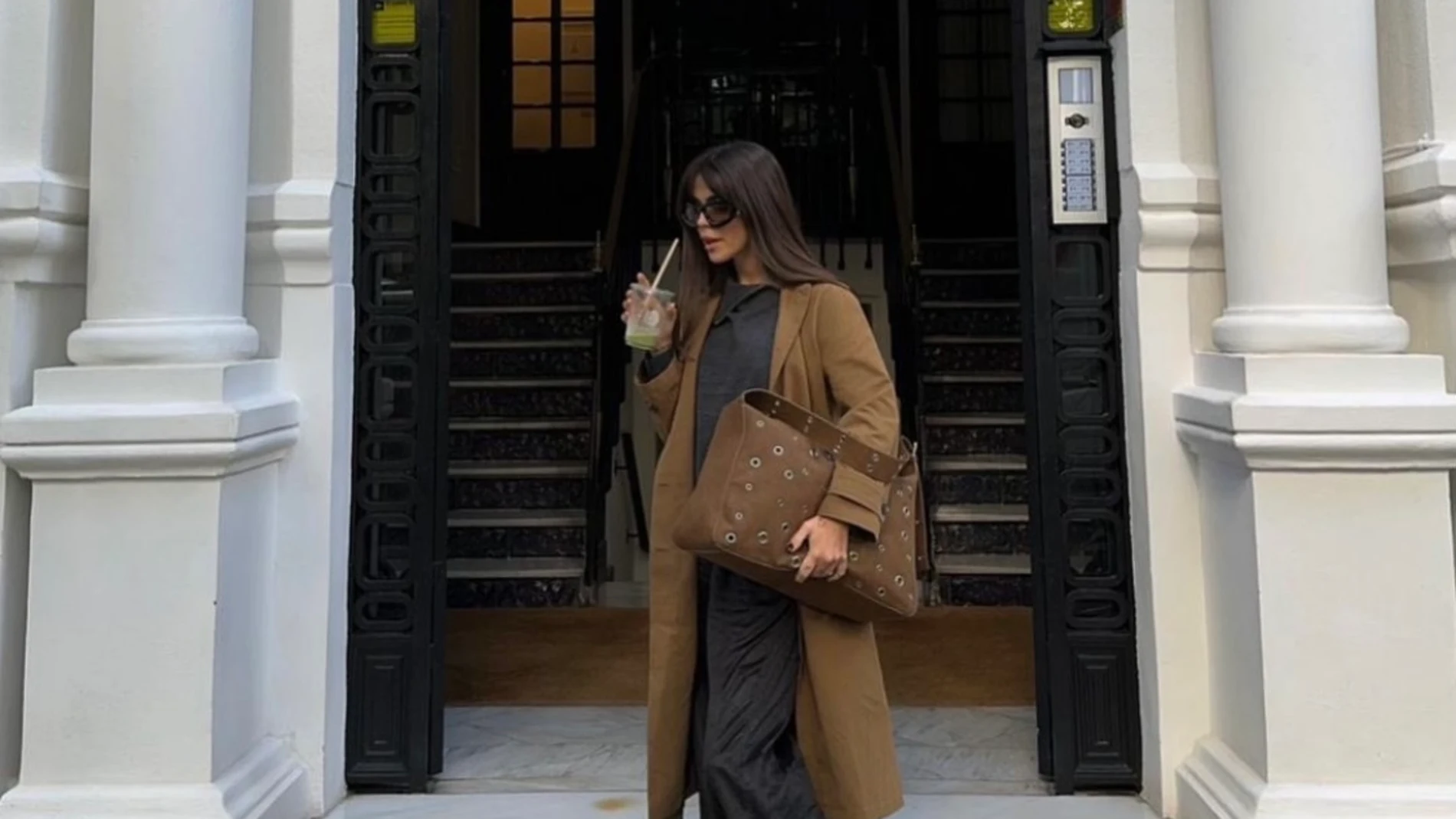 Violeta Mangriñán con el bolso más en tendencia de la temporada.