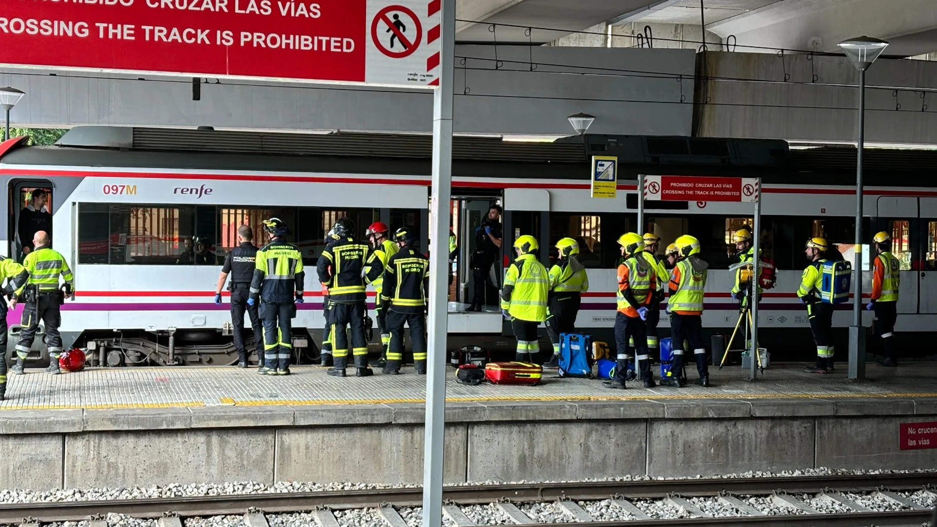 Los servicios de Emergencias en la estación de Cercanías de Villaverde Bajo