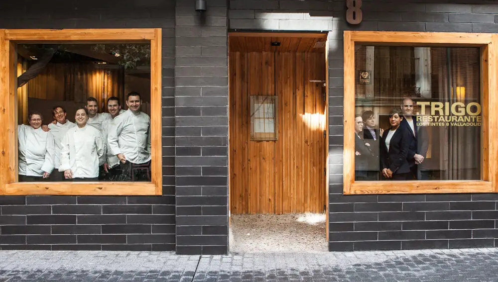 Fachada del Restaurante Trigo con todo su equipo