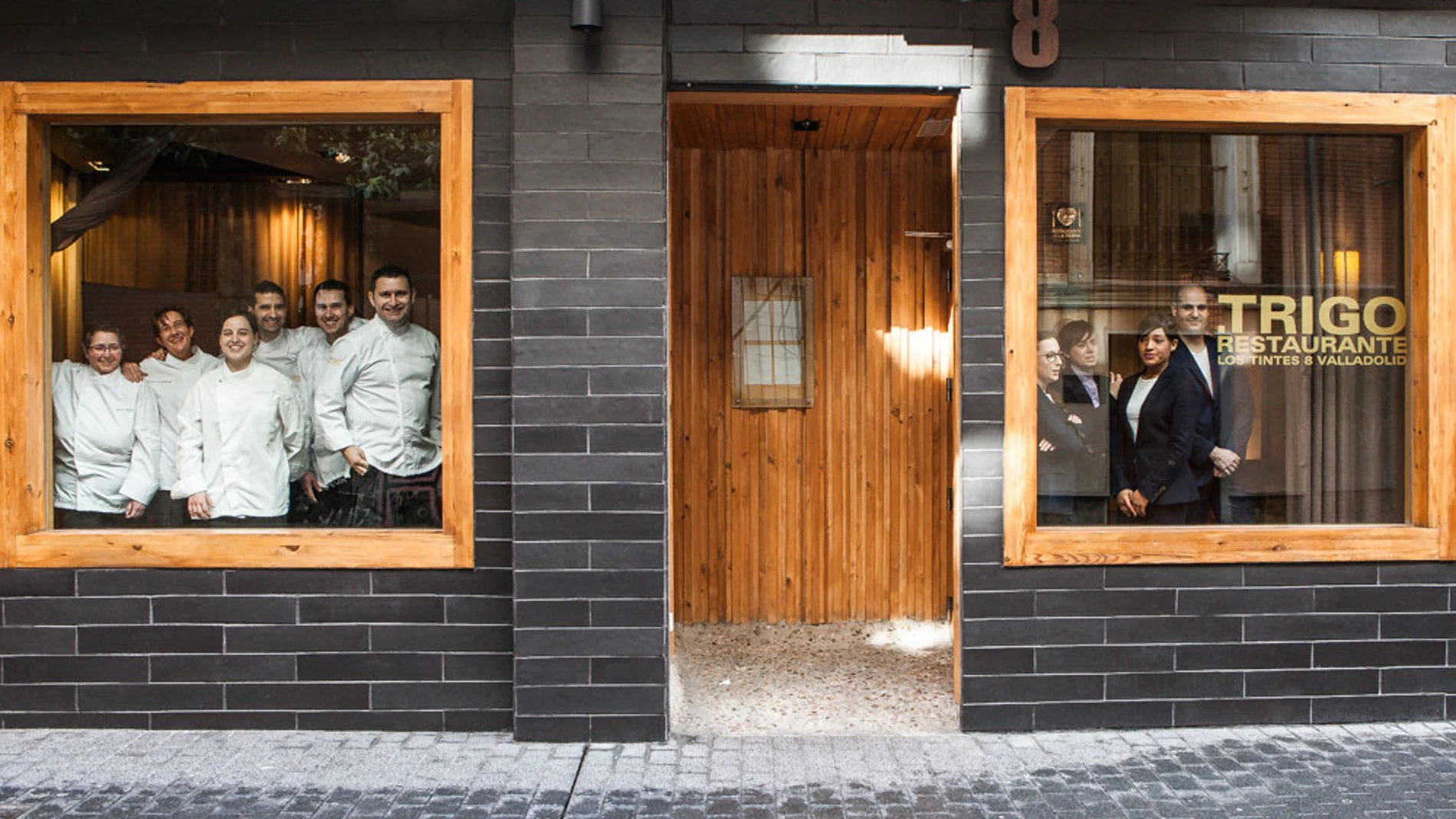 Fachada del Restaurante Trigo con todo su equipo
