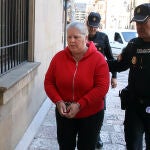 La acusada, SG. R.T, a su llegada esposada a la Audiencia Provincial de León