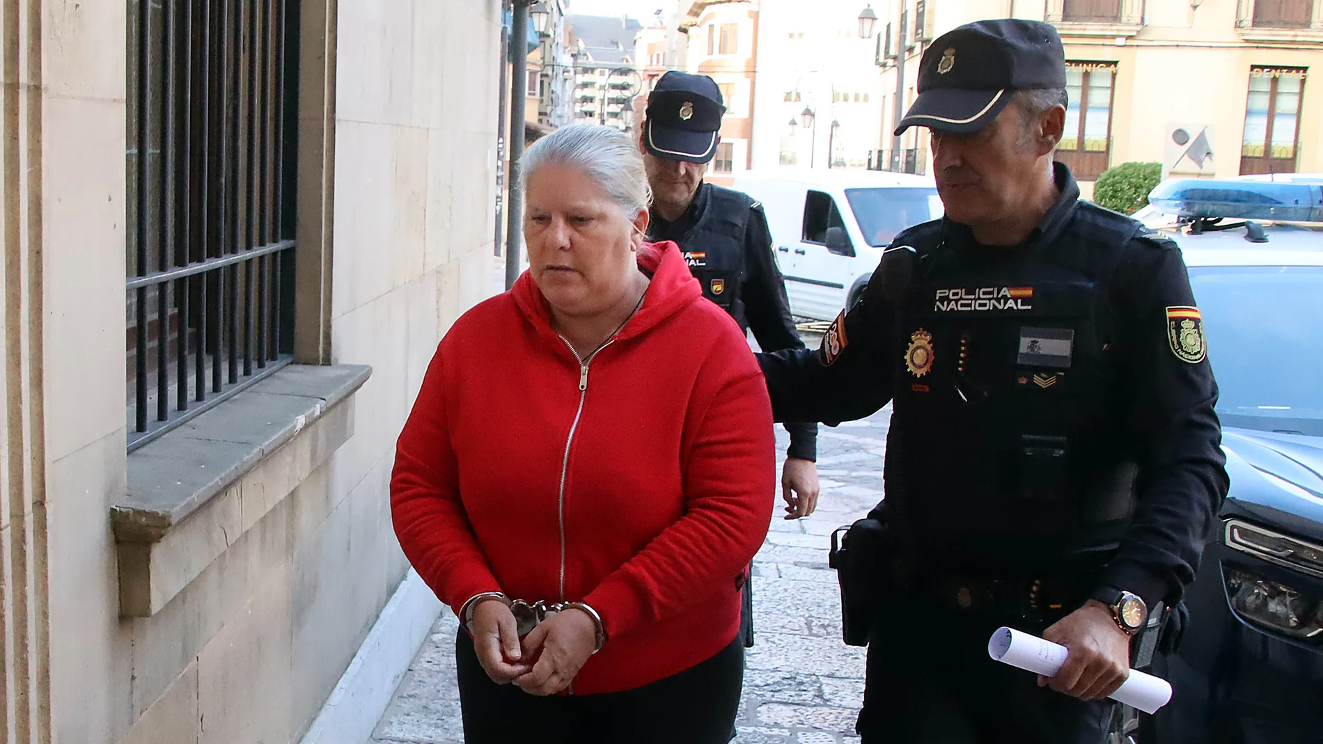 La acusada, SG. R.T, a su llegada esposada a la Audiencia Provincial de León