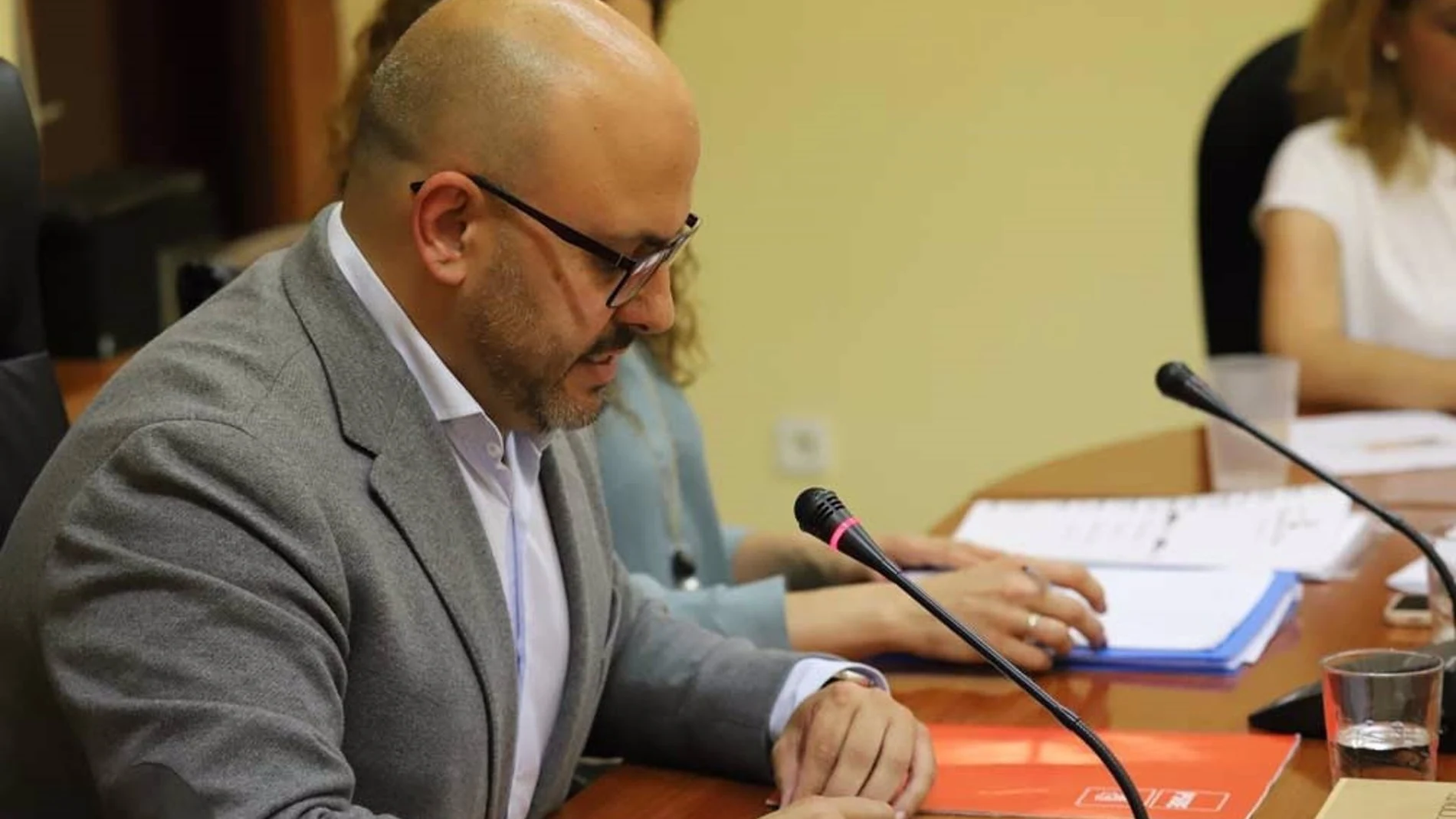 El alcalde presenta su dimisión y entrega el acta de concejal