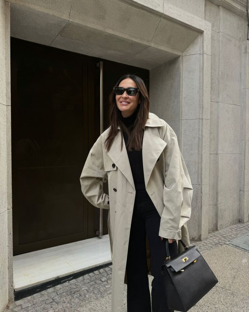 Vicky Martín Berrocal con gabardina.