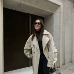 Vicky Martín Berrocal con gabardina.