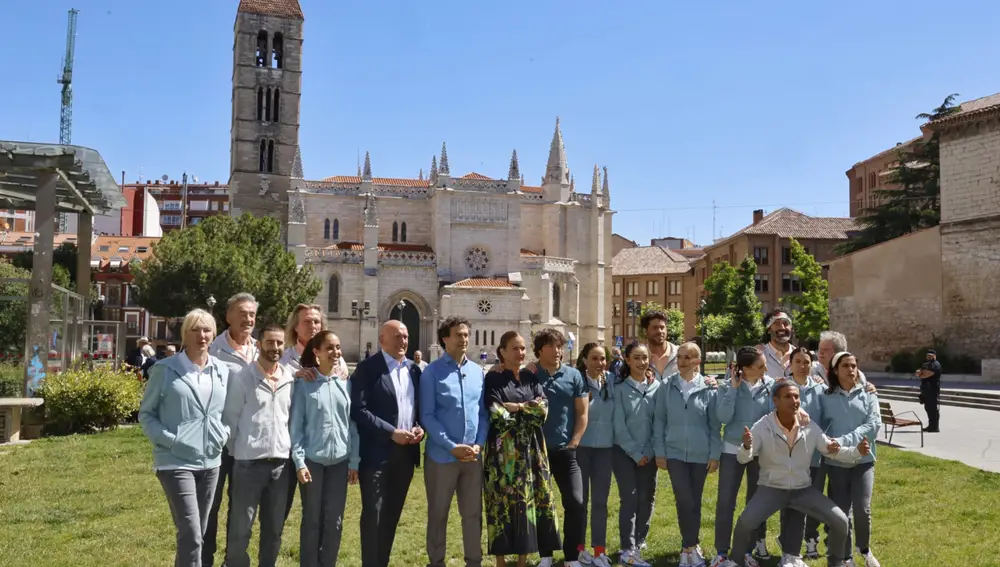 Paricipantes y presentadores del Masterchef Celebrity junto al alcalde Jesús Julio Carnero