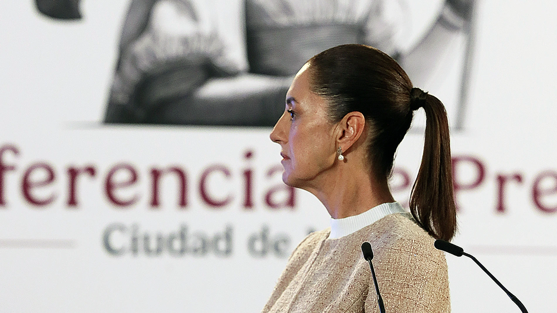 MEX2095. CIUDAD DE MÉXICO (MÉXICO), 14/10/2024.- La presidenta de México, Claudia Sheinbaum, participa este lunes durante una conferencia de prensa en Palacio Nacional de la Ciudad de México (México). EFE/ Mario Guzmán