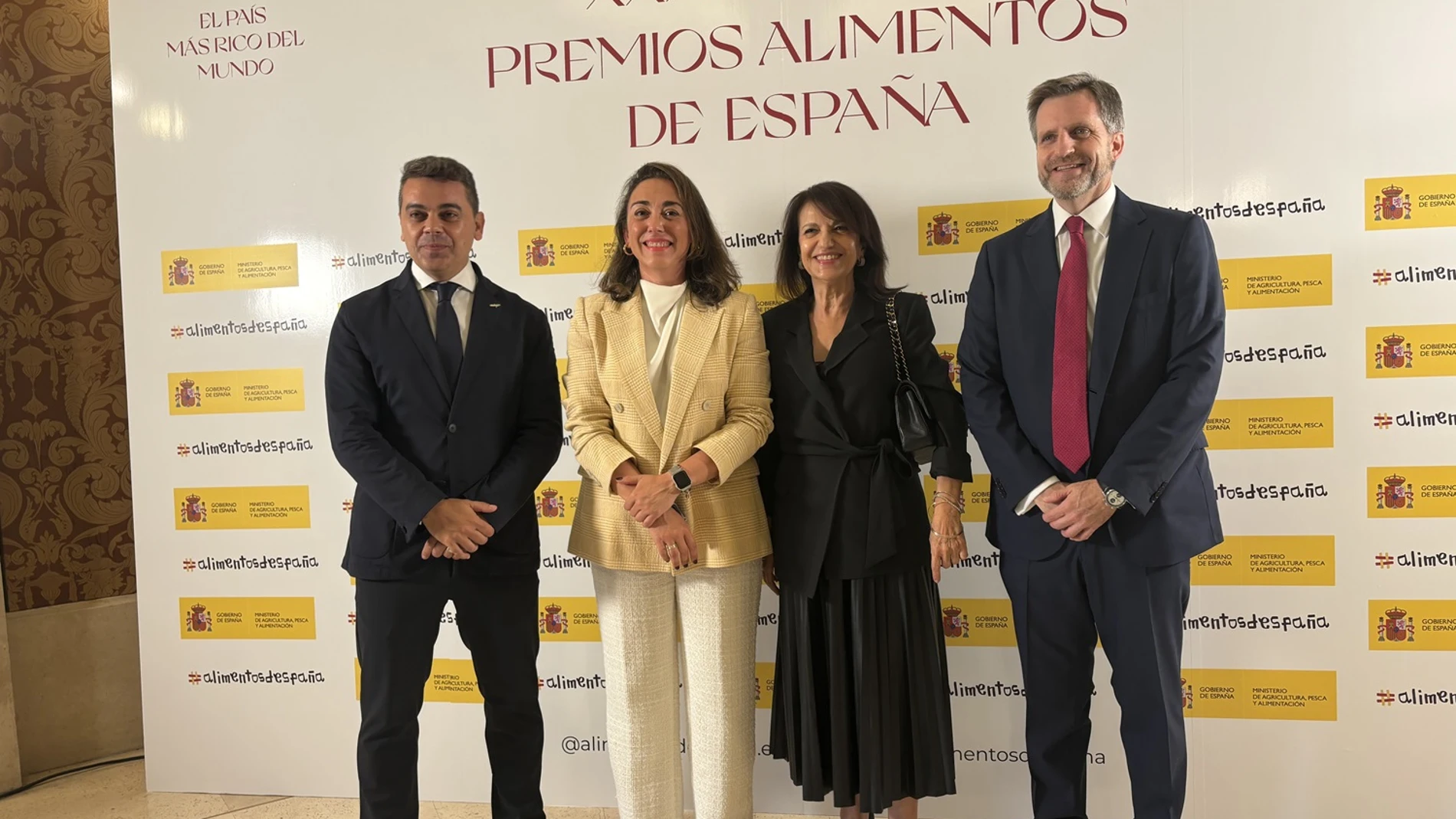 La consejera González Corral acompaña a los premiados, entre ellos Pedro Ruiz, CEO de Alma Carraovejas