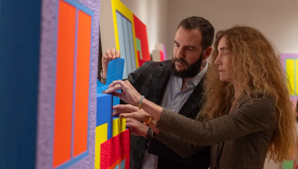 Los barones Thyssen, durante el montaje de la exposición que se inaugura hoy en el museo