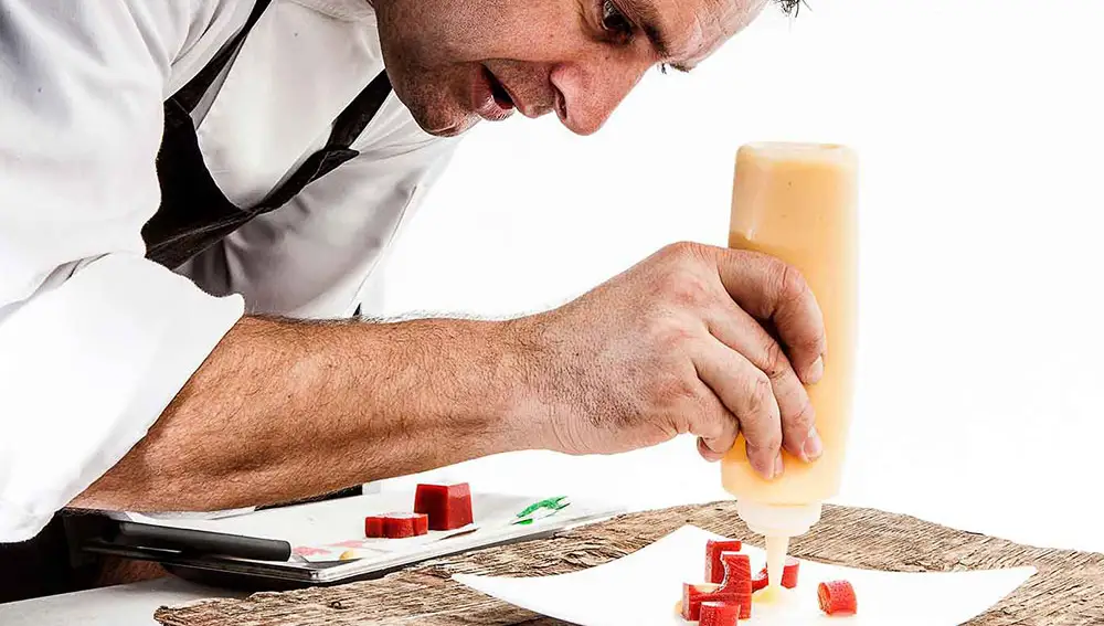 El chef Víctor Martín con una de sus creaciones