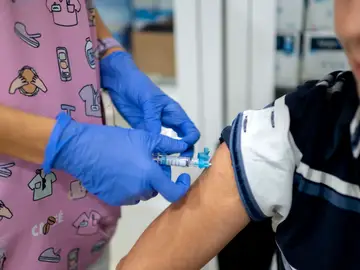 Campaña de vacunación contra la gripe y covid-19 en Madrid Una mujer se vacuna durante la campaña de vacunación contra la gripe, en un centro de salud, a 14 de octubre de 2024, en Madrid (España). El pasado 7 de octubre de 2024 se inició en la Comunidad de Madrid la campaña de vacunación de gripe y covid19, adaptada a las nuevas subvariantes Ómicron, y finalizará el 31 de enero de 2025. Ahora se está realizando la vacunación a las personas a partir de 60 años incluidos, personal sanitario y sociosanitario y a partir partir del 31 de octubre, podrán v...