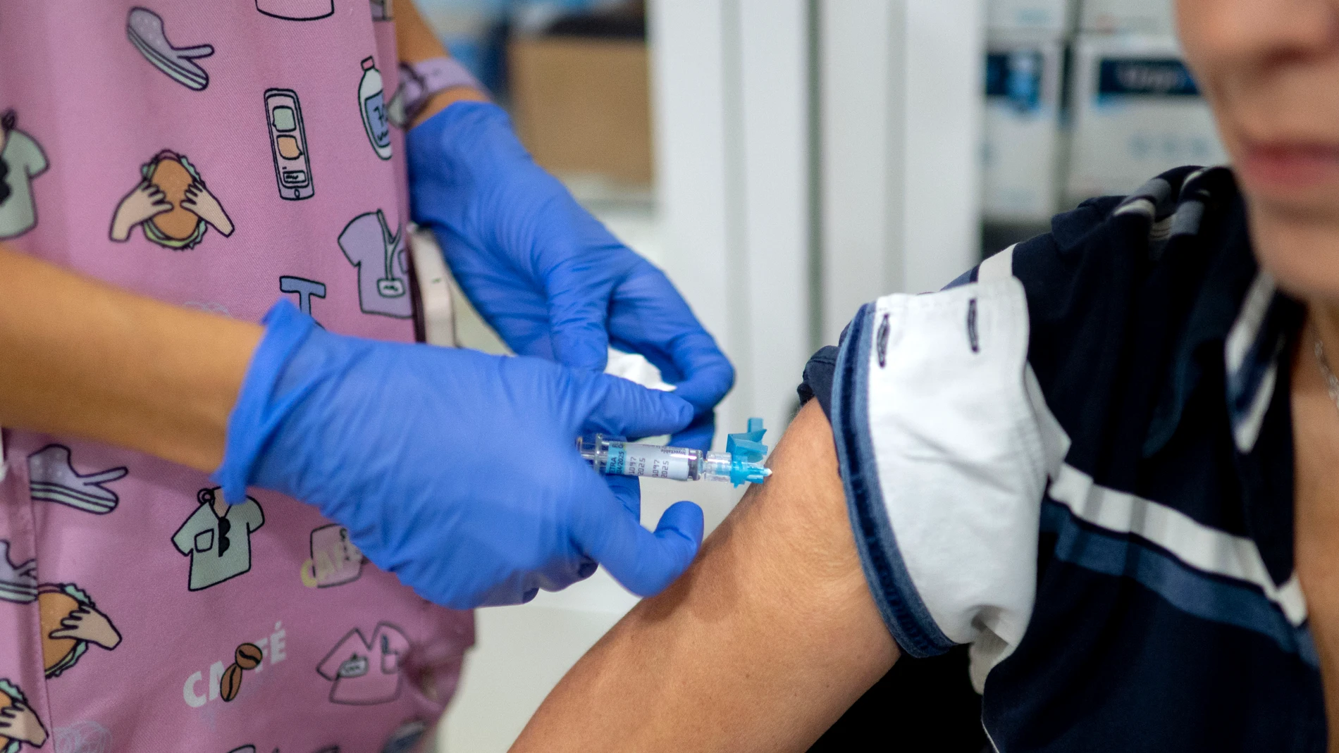 Una mujer se vacuna durante la campaña de vacunación contra la gripe, en un centro de salud, a 14 de octubre de 2024, en Madrid (España). El pasado 7 de octubre de 2024 se inició en la Comunidad de Madrid la campaña de vacunación de gripe y covid19, adaptada a las nuevas subvariantes Ómicron, y finalizará el 31 de enero de 2025. Ahora se está realizando la vacunación a las personas a partir de 60 años incluidos, personal sanitario y sociosanitario y a partir partir del 31 de octubre, podrán v...