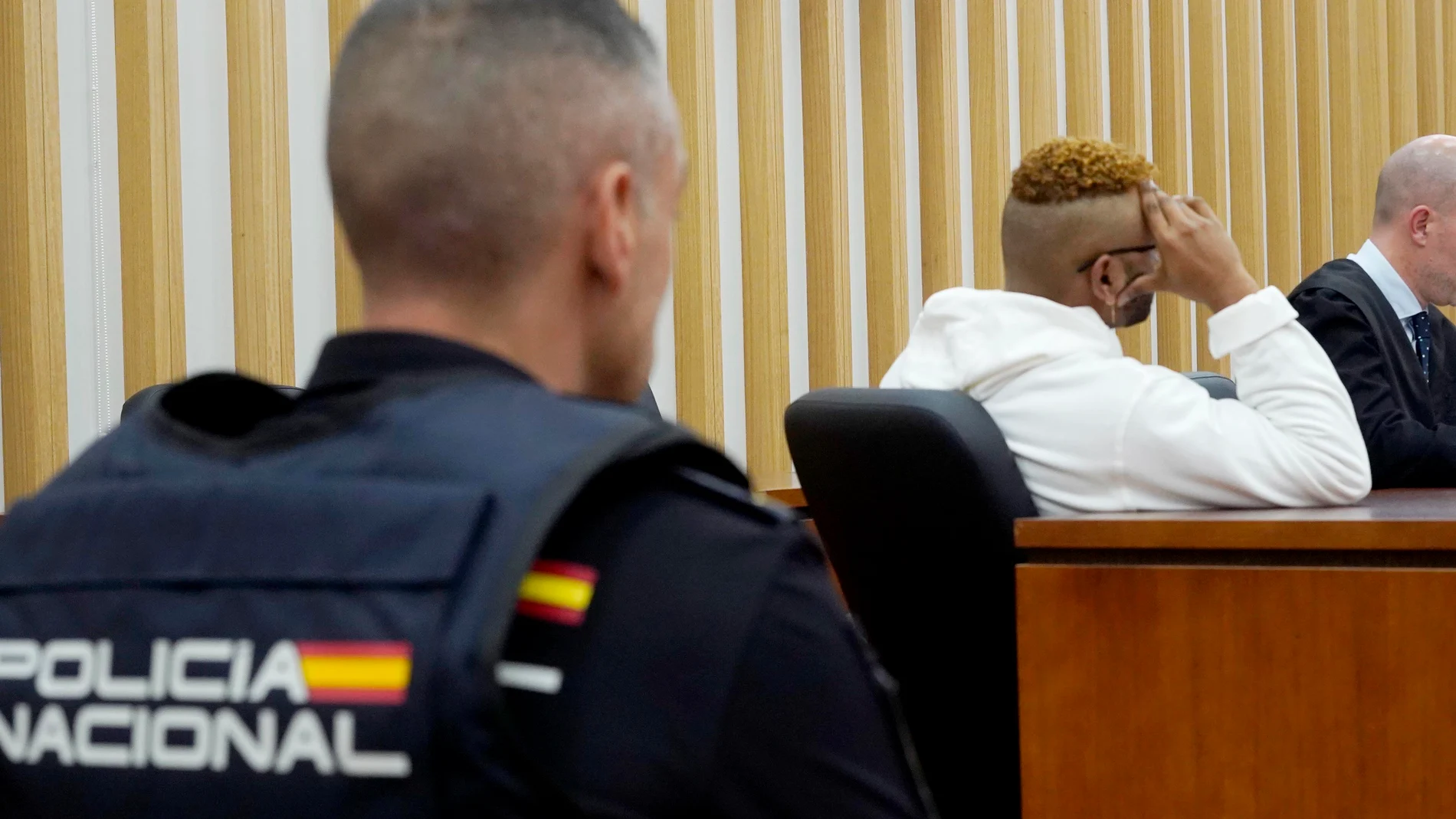 El acusado de la muerte de un hombre de 69 años en la viguesa calle Areal durante la entrega del veredicto del juicio en la sección quinta del Juzgado de Instrucción Nº5 de Vigo, a 14 de octubre de 2024, en Vigo, Pontevedra, Galicia (España). El jurado ha deliberado la sentencia sobre el acusado, que ha reconocido haber matado a un profesor jubilado en su casa y después haber gastado más de 17.000 euros de sus cuentas. A la espera de la condena, que debe imponer el juzgado, todas las partes c...