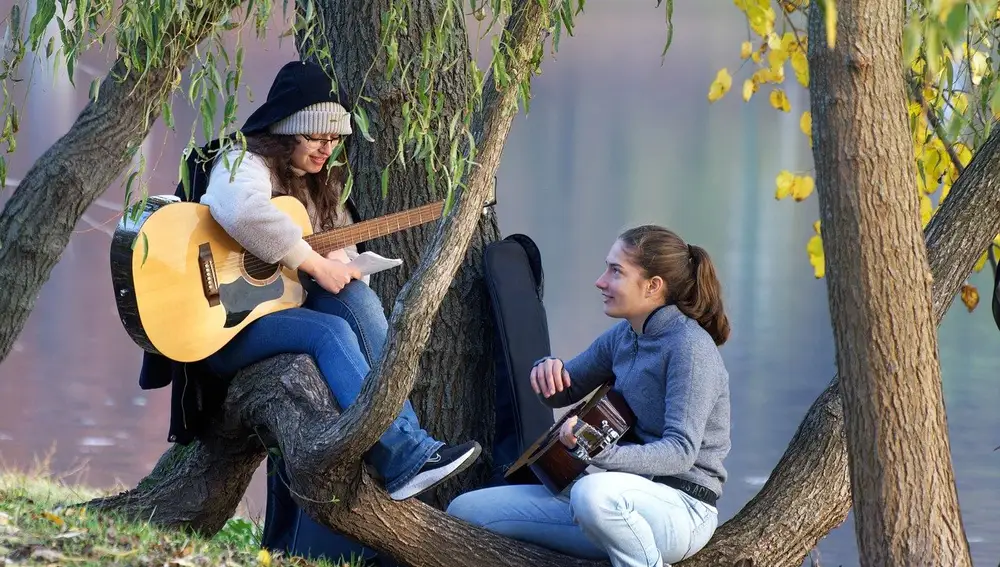 Adolescentes tocando la guitarra