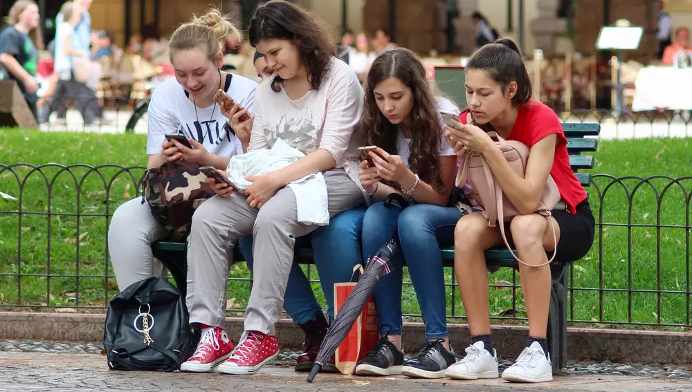 Adolescentes en un banco