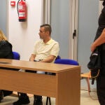El acusado de "matar a palos" a su pareja en 2021 en Torrevieja (Alicante) hoy en el juicio en su contra