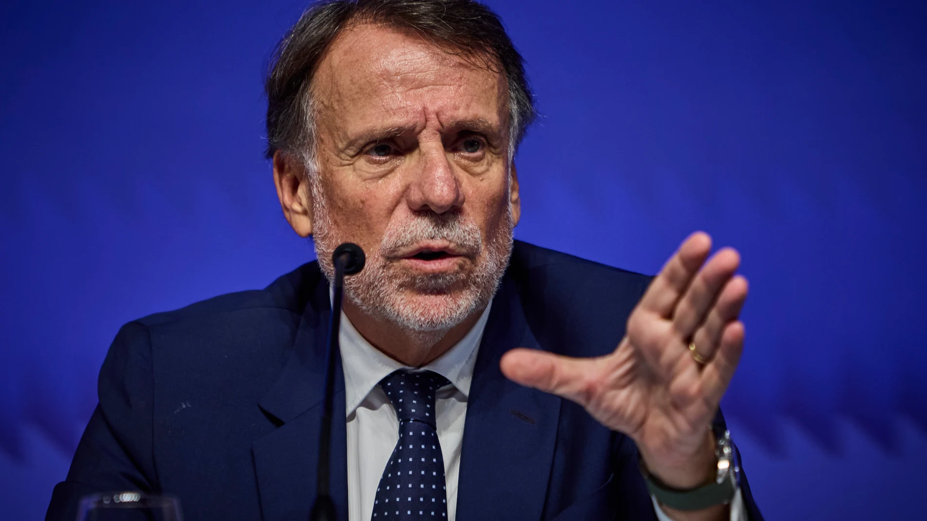 El presidente José Creuheras acompañado por los miembros del jurado presentan las 10 obras finalistas del Premio Planeta 2024. © Alberto R. Roldán / Diario La Razón. 14 10 2024