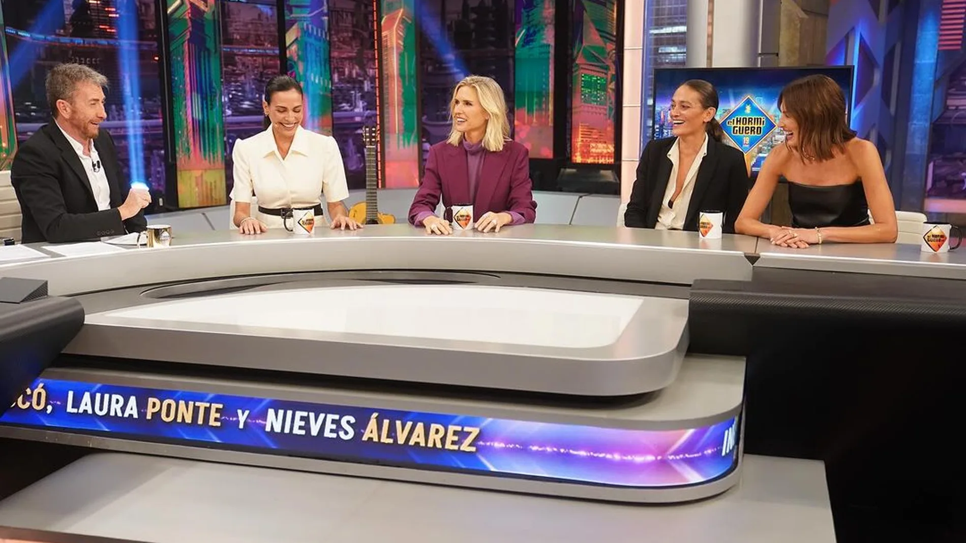 Pablo Motos junto a Inés Sastre, Judit Mascó, Laura Ponte y Nieves Álvarez