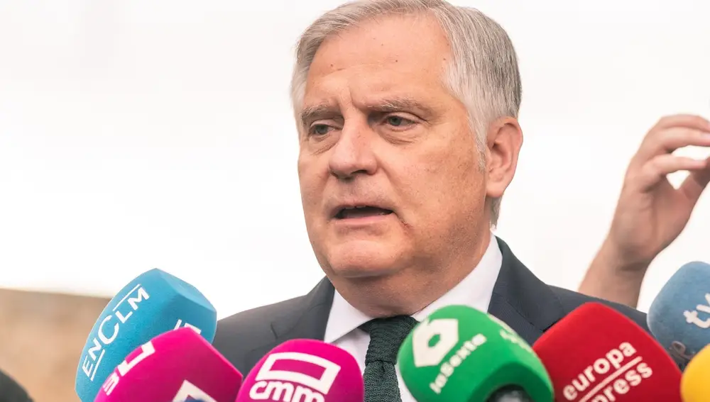 El alcalde de Ciudad Real, Francisco Cañizares, atiende a los medios antes de entrar en el Debate del Estado de la Región
