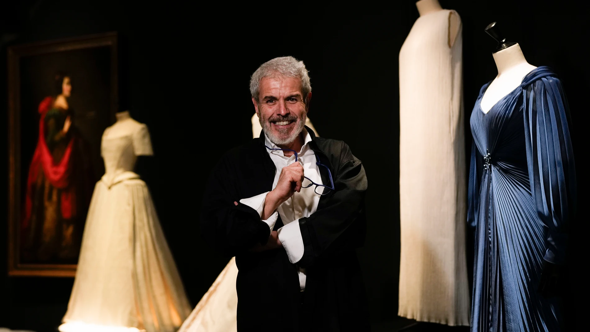 -FOTODELDIA- MADRID, 15/10/2024.- El modisto Lorenzo Caprile posa ante algunas de las piezas de la exposición 'Lorenzo Caprile', un viaje por los vestidos más icónicos del modista durante la inauguración de la muestra este martes en la Sala Canal de Isabel II en Madrid. EFE/ Borja Sanchez-Trillo