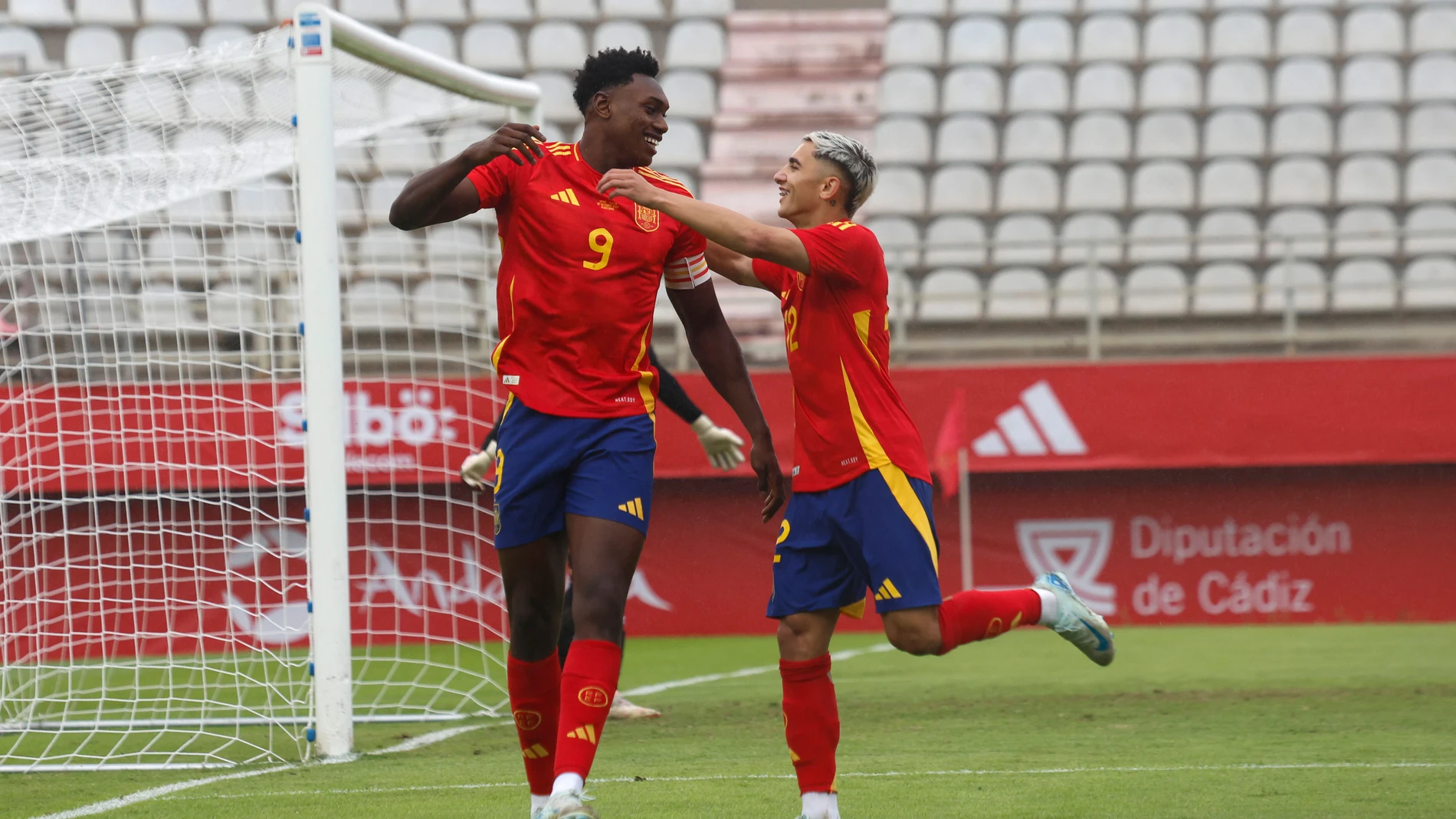 Samuel Omorodion celebra su primer gol con Yeremay Hernández