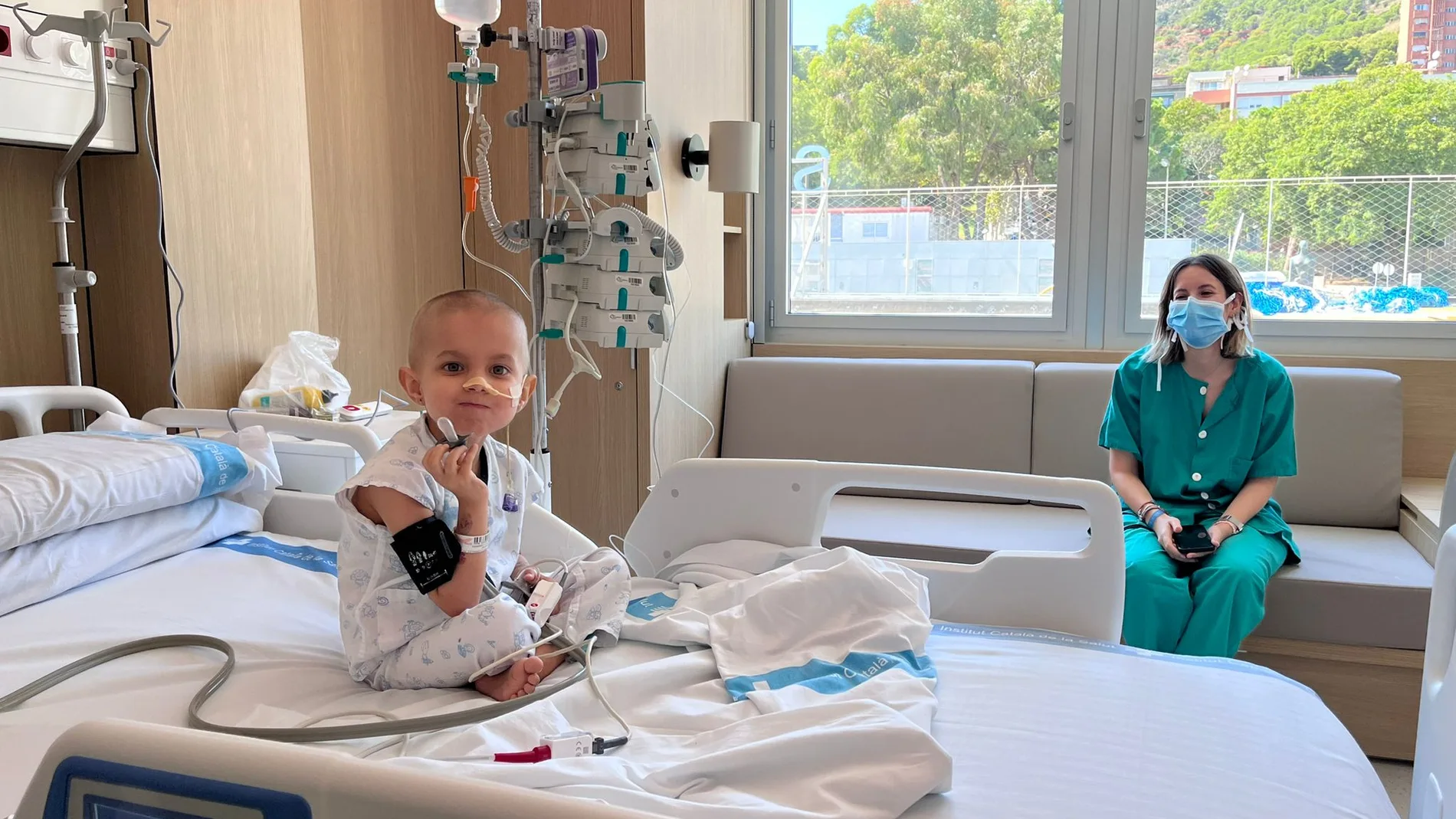 Una paciente junto a su madre en una de las nuevas habitaciones de la Unidad de Trasplante de Progenitores Hematopoyéticos del Hospital Infantil