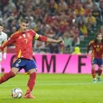 Morata lanza el penalti en el partido ante Serbia