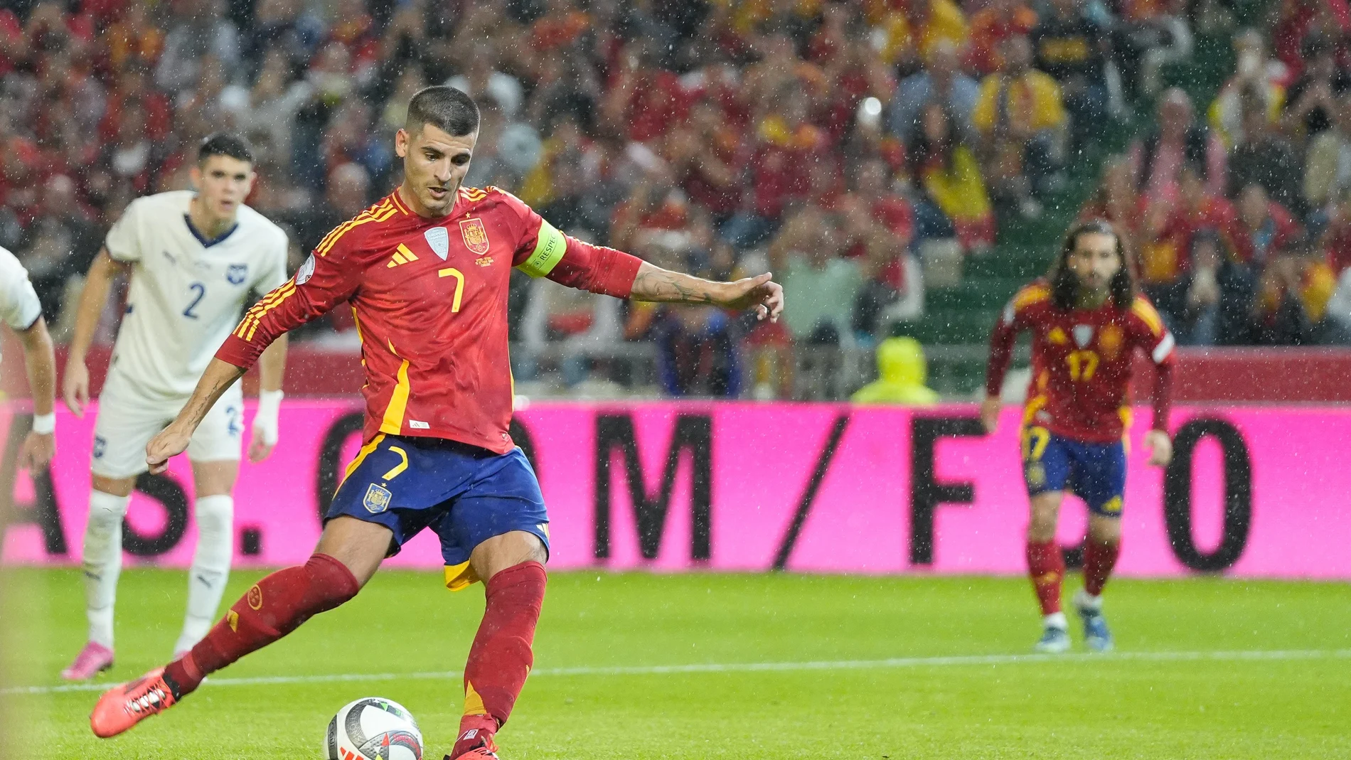 Morata lanza el penalti en el partido ante Serbia