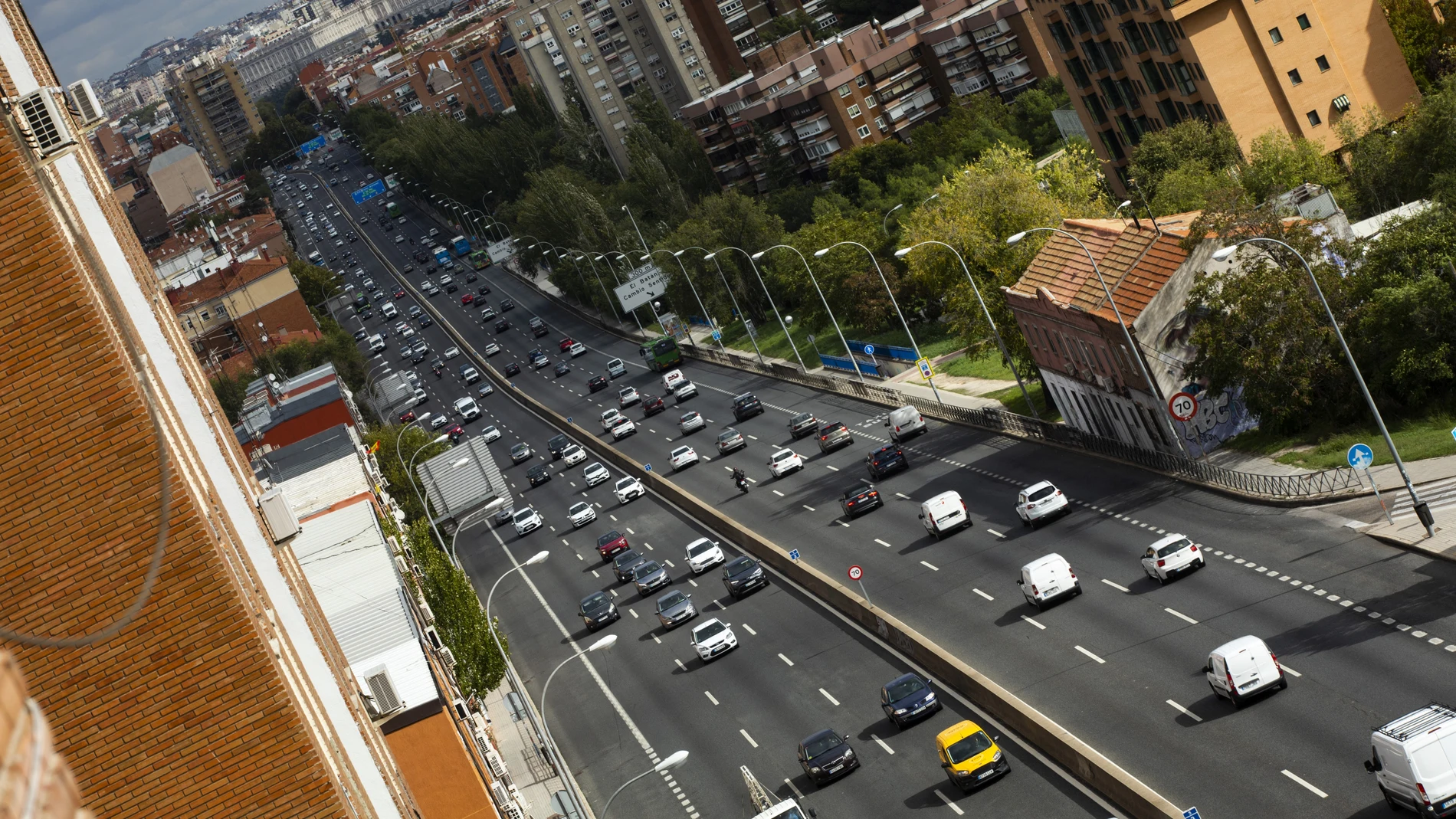 Imagen de la A-5, paseo de Extremadura, en su tramo más próximo a Madrid y que planea su soterramiento.