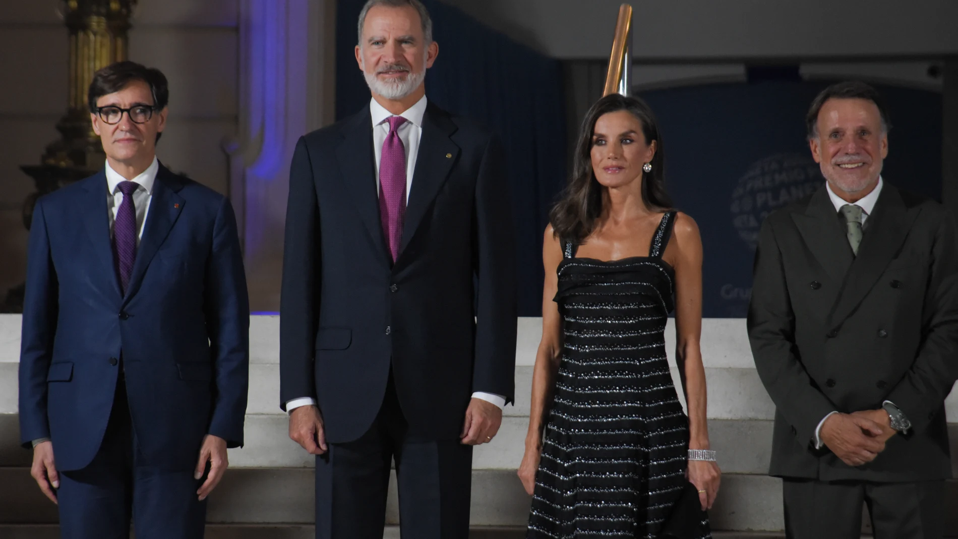 (I-D) El presidente de la Generalitat, Salvador Illa; l Rey Felipe VI; la Reina Letizia y el presidente del Grupo Planeta, José Creuheras, durante la Gala de entrega del 73 premio Planeta de Novela, en el Museu Nacional d'Art de Barcelona (MNAC), a 15 de octubre de 2024, en Barcelona, Catalunya (España). El 73 Premio Planeta de Novela se falla hoy en una velada literaria que conmemorará el 75 aniversario del Grupo Planeta. El Premio Planeta de Novela está dotado con un 1 millón de euros para ...