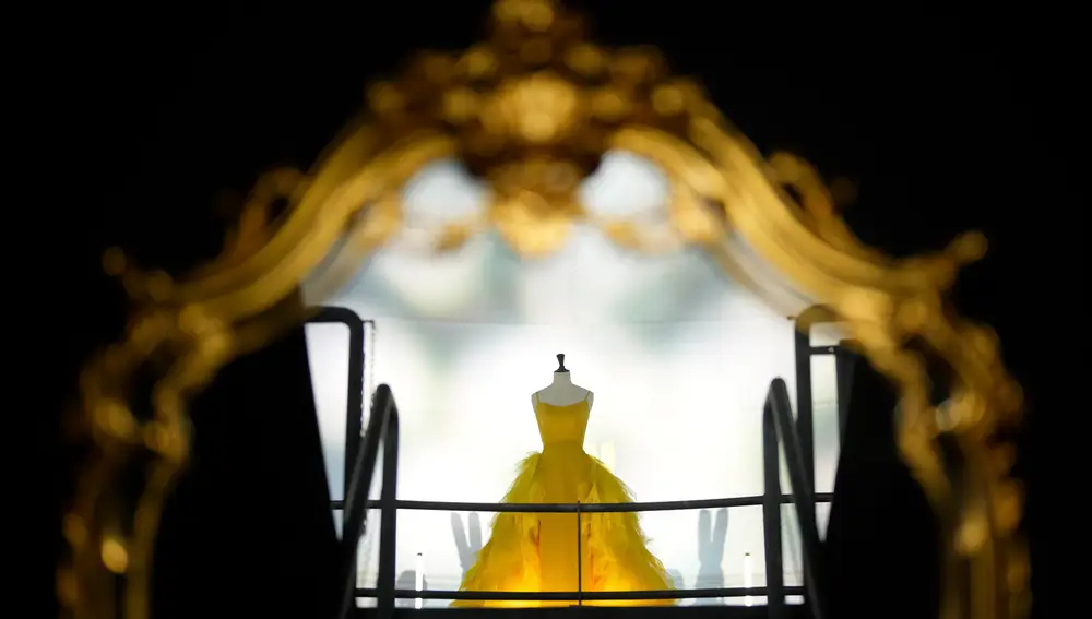 La Sala Canal de Isabel II inaugura 'Lorenzo Caprile', un viaje por los vestidos más icónicos del modista