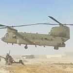 Imagen del helicóptero español a punto de enganchar el obús del Ejército de Estados Unidos