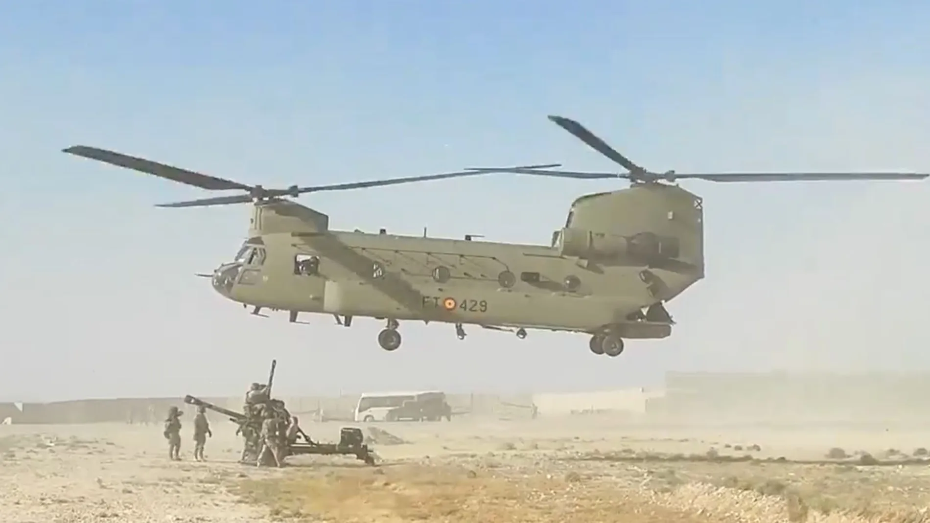 Imagen del helicóptero español a punto de enganchar el obús del Ejército de Estados Unidos