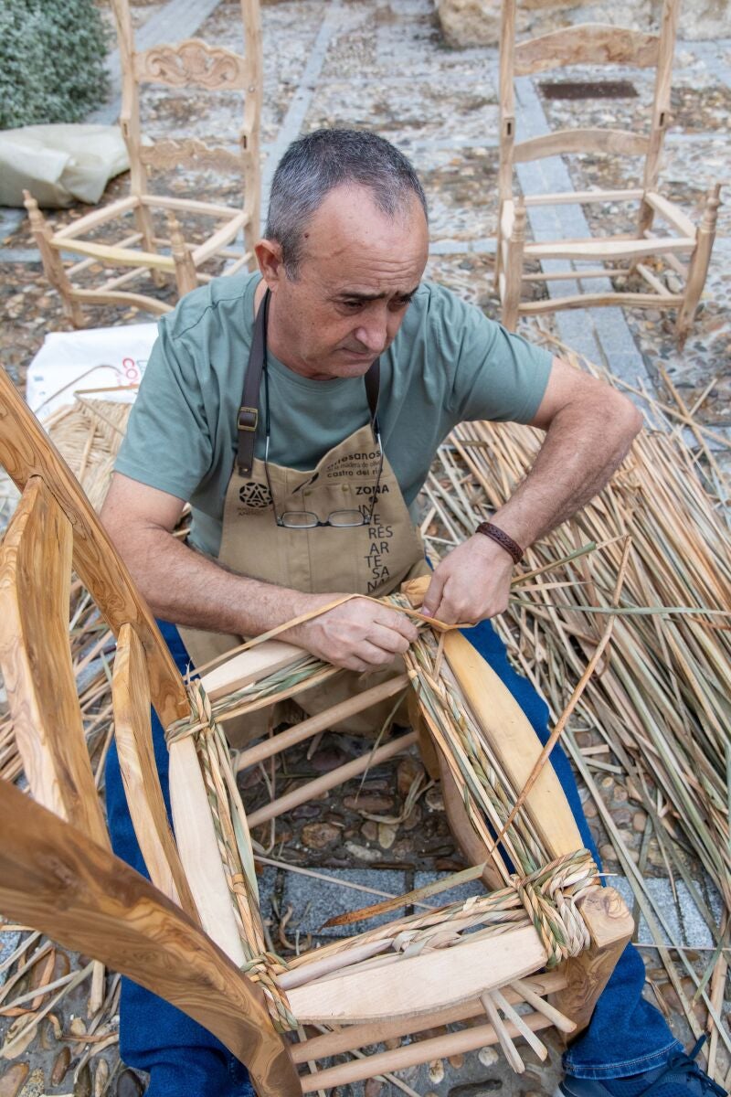 Artesano de la madera de olivo durante la feria de Ars Olea