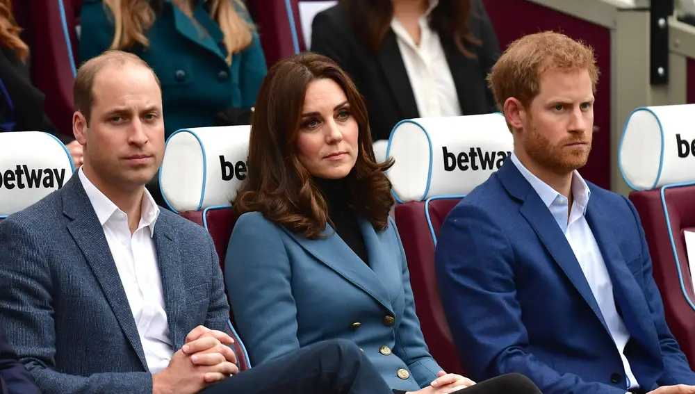 El príncipe Guillermo, Kate Middleton y el príncipe Harry en una imagen de archivo