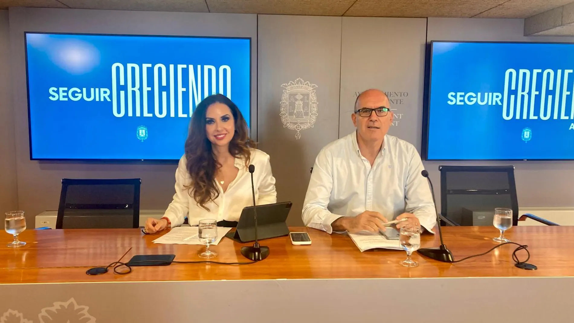 Los portavoces del Gobierno Loca, Ana Poquet, y Manuel Villar, hoy en rueda de prensa en el Ayuntamiento de Alicante