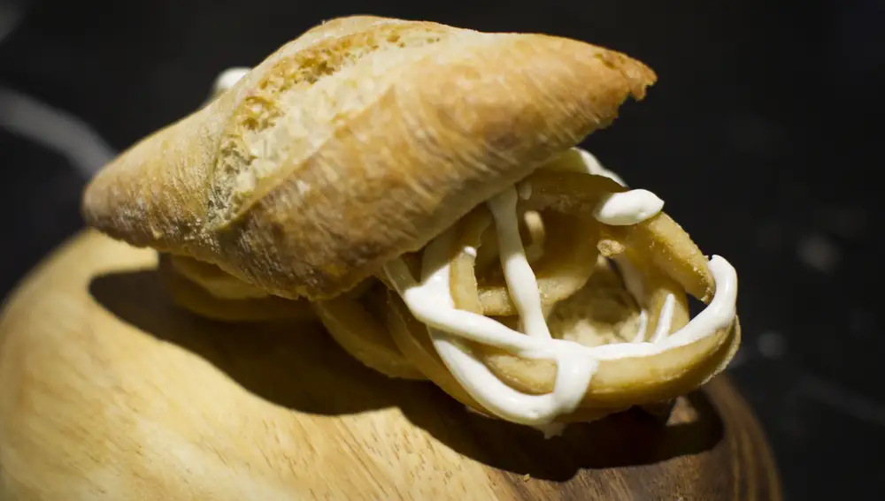 Selección de sitios para comer tortilla de patatas, calçots o bocadillos de calamares, según la 'app' de la guía Repsol