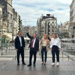 Caballero, haciendo el signo de la victoria, en la Puerta del Sol de Vigo. 