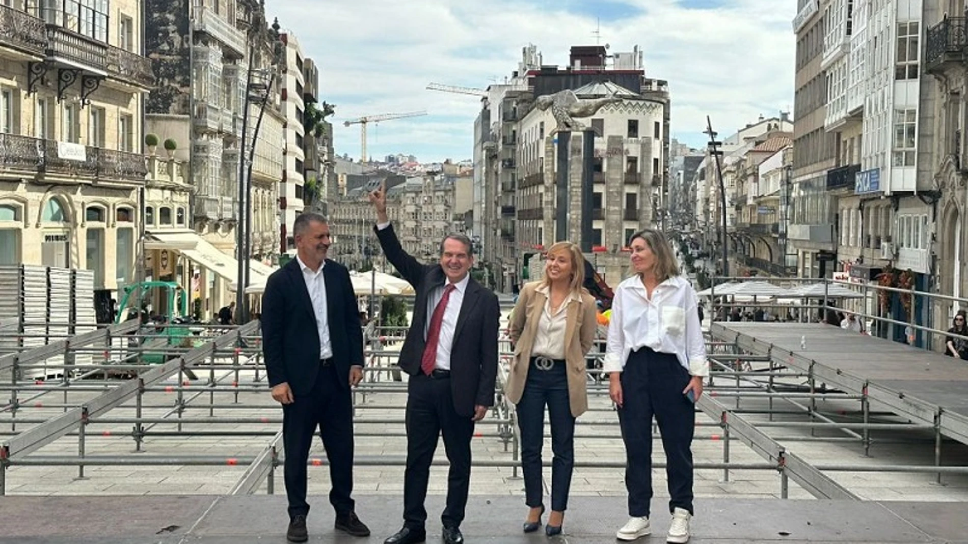 Caballero, haciendo el signo de la victoria, en la Puerta del Sol de Vigo.