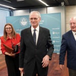 Antón Costas llega a la jornada junto a Enrique Cabero y Sonia Martín